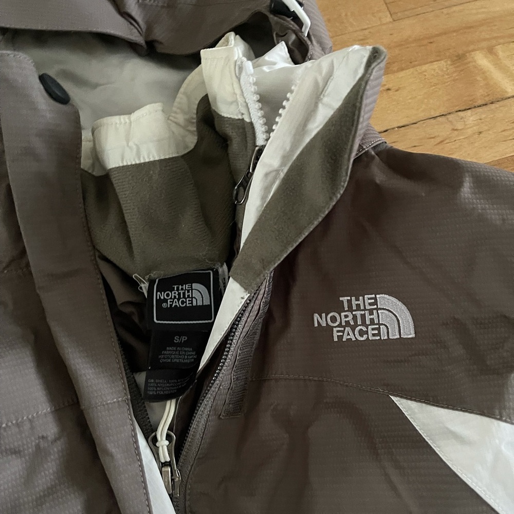 Women’s North Face size small winter jacket. Perfect for everyday wear!